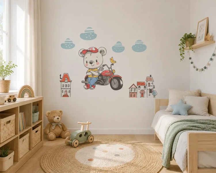 naklejki-na-ścianę-miś-na-motocyklu-i-domki-100x100cm.webp