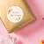 naklejki-urodzinowe-samoprzylepne-różowe-happy-birthday.webp