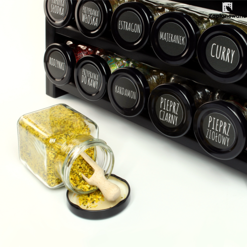 2 stojak na przyprawy ze słoikami 150C i etykietami 4 cm amatic.png