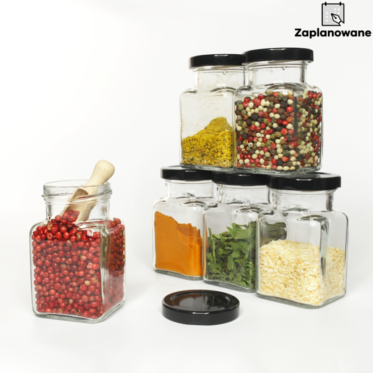 8 słoiczki na przyprawy z czarną zakrętką 150ml.png