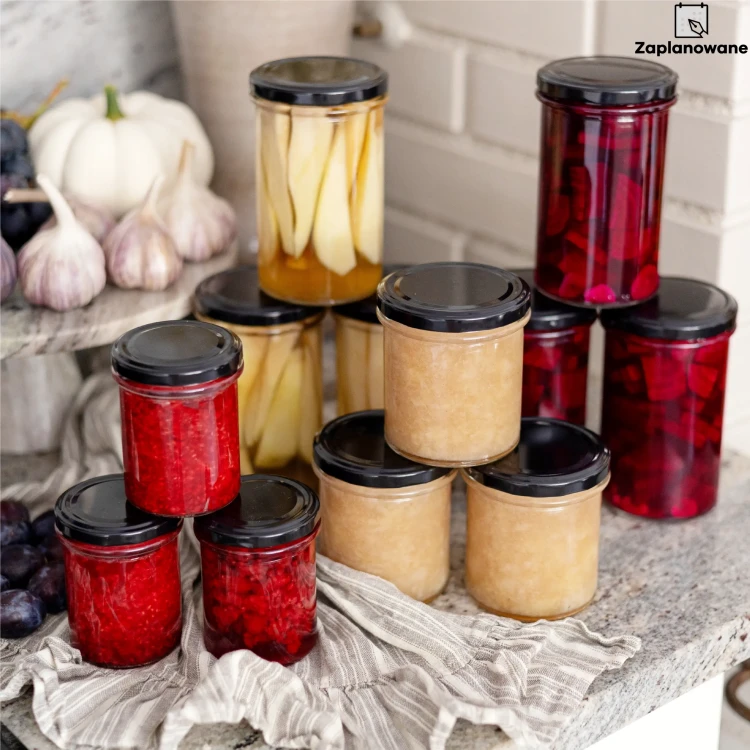 14-słoiki-zprzetworami-i-stary-piec-kaflowy.webp